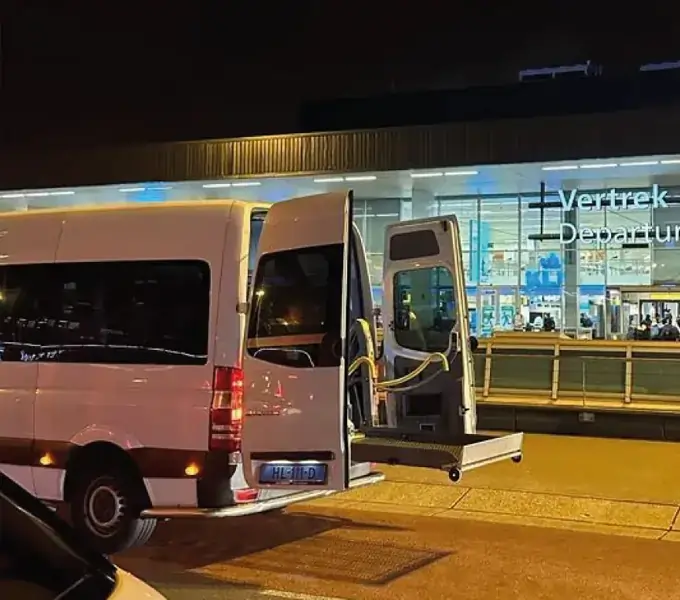 Rolstoelbus bij Schiphol voor reizigers uit Ermelo